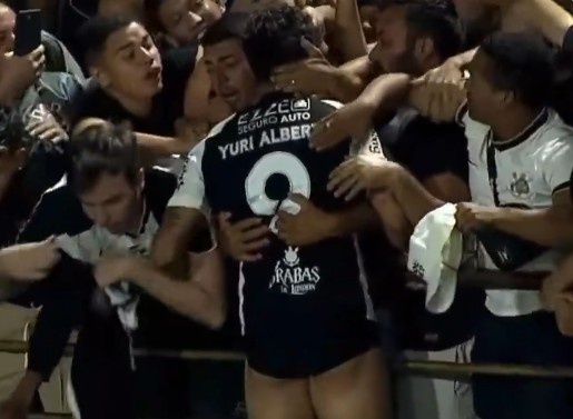 尴尬又无奈!科林蒂安球员打进绝杀球激情庆祝,球裤被球迷扯掉