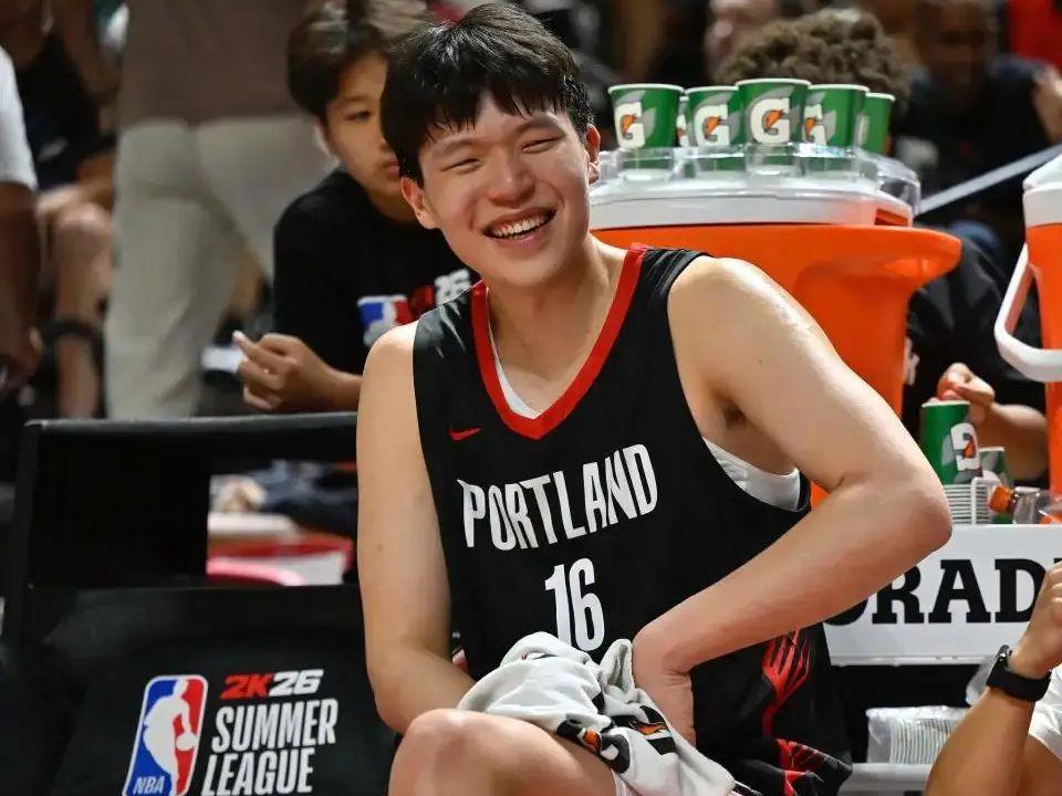 九五至尊-常规赛快结束了,杨瀚森连洛杉矶英文说不出来,球迷:换个翻译吧