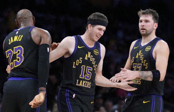 九五至尊-失误不断,湖人险胜鹈鹕,东契奇关键时刻统治比赛